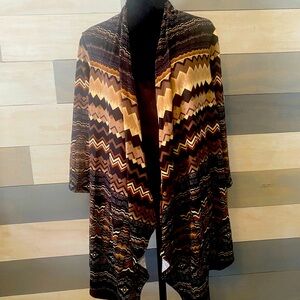 Gorgeous lightweight asymmetrical hem jacket. Three-quarter sleeve.